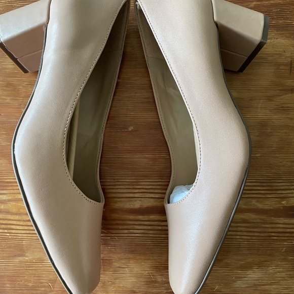Naturalizer taupe heels - Picture 3 of 3